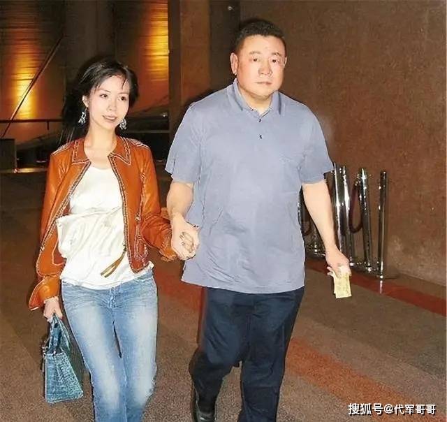这次，50岁的蔡少芬，狠狠打了娱乐圈一半夫妻的脸！