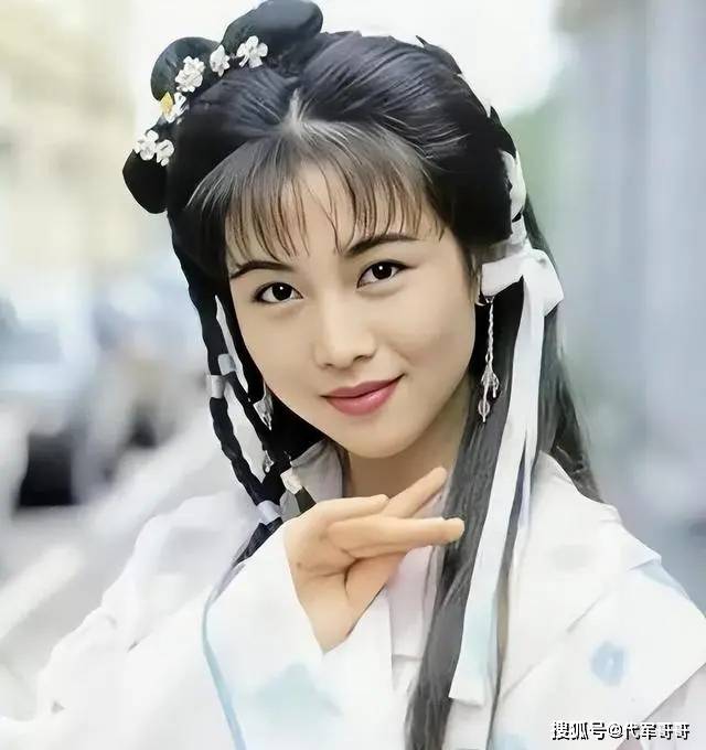这次，50岁的蔡少芬，狠狠打了娱乐圈一半夫妻的脸！