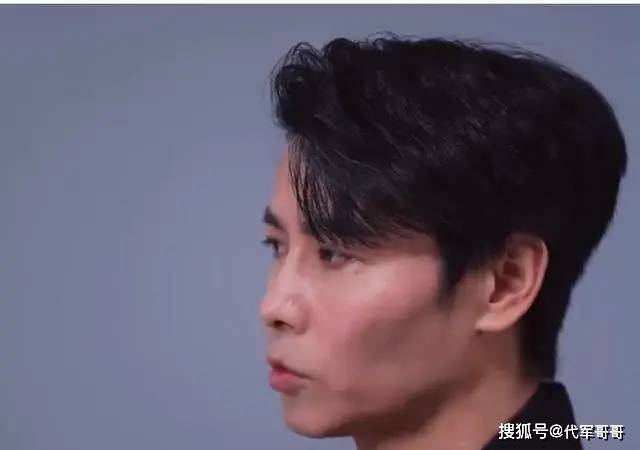 这次，50岁的蔡少芬，狠狠打了娱乐圈一半夫妻的脸！