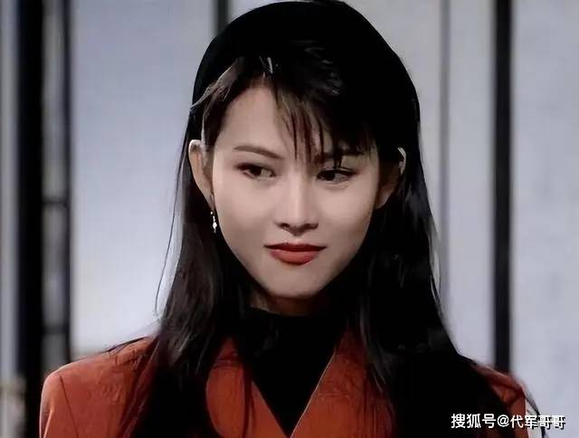 这次，50岁的蔡少芬，狠狠打了娱乐圈一半夫妻的脸！