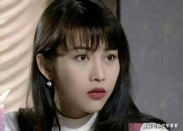 这次，50岁的蔡少芬，狠狠打了娱乐圈一半夫妻的脸！