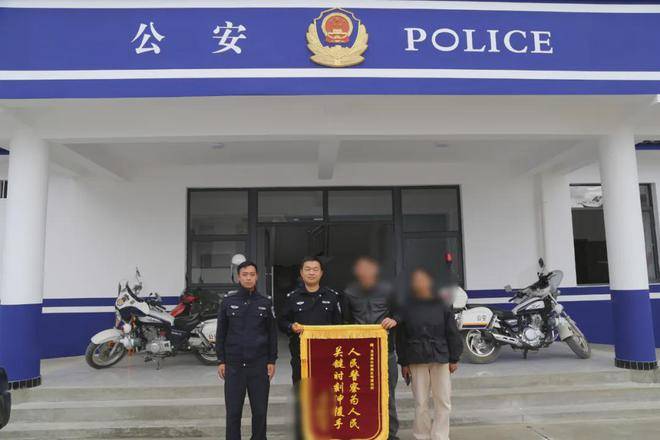 驾车坠江夫妻成功获救！曾打开车窗并用空油桶、救生圈自救