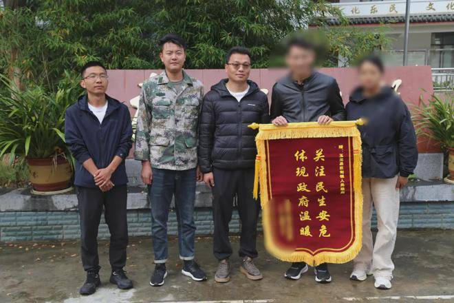 驾车坠江夫妻成功获救！曾打开车窗并用空油桶、救生圈自救