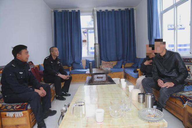 驾车坠江夫妻成功获救！曾打开车窗并用空油桶、救生圈自救