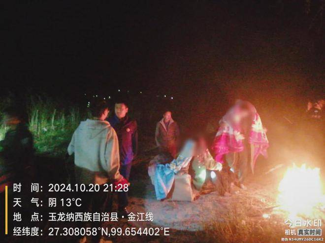 驾车坠江夫妻成功获救！曾打开车窗并用空油桶、救生圈自救