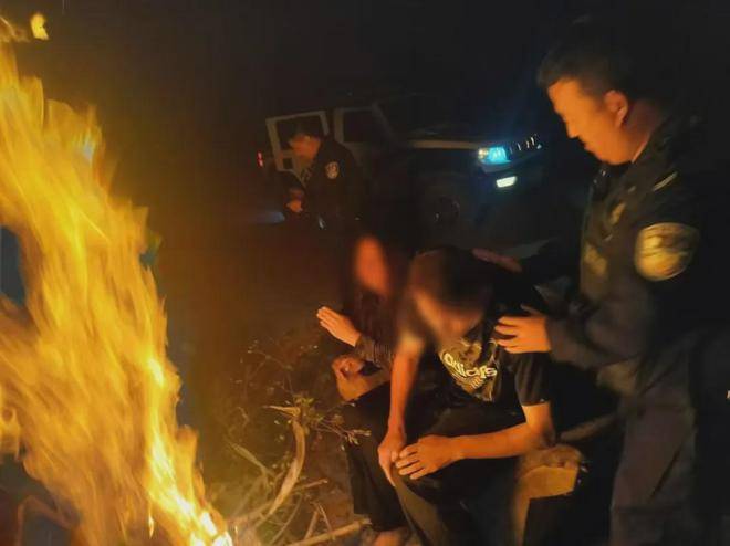 驾车坠江夫妻成功获救！曾打开车窗并用空油桶、救生圈自救