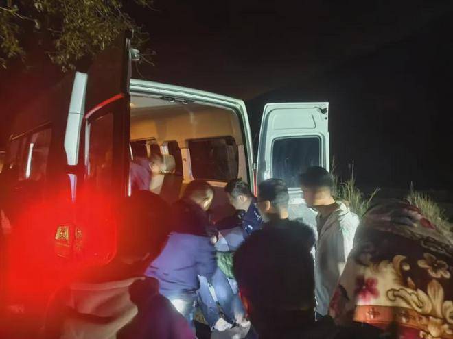 驾车坠江夫妻成功获救！曾打开车窗并用空油桶、救生圈自救