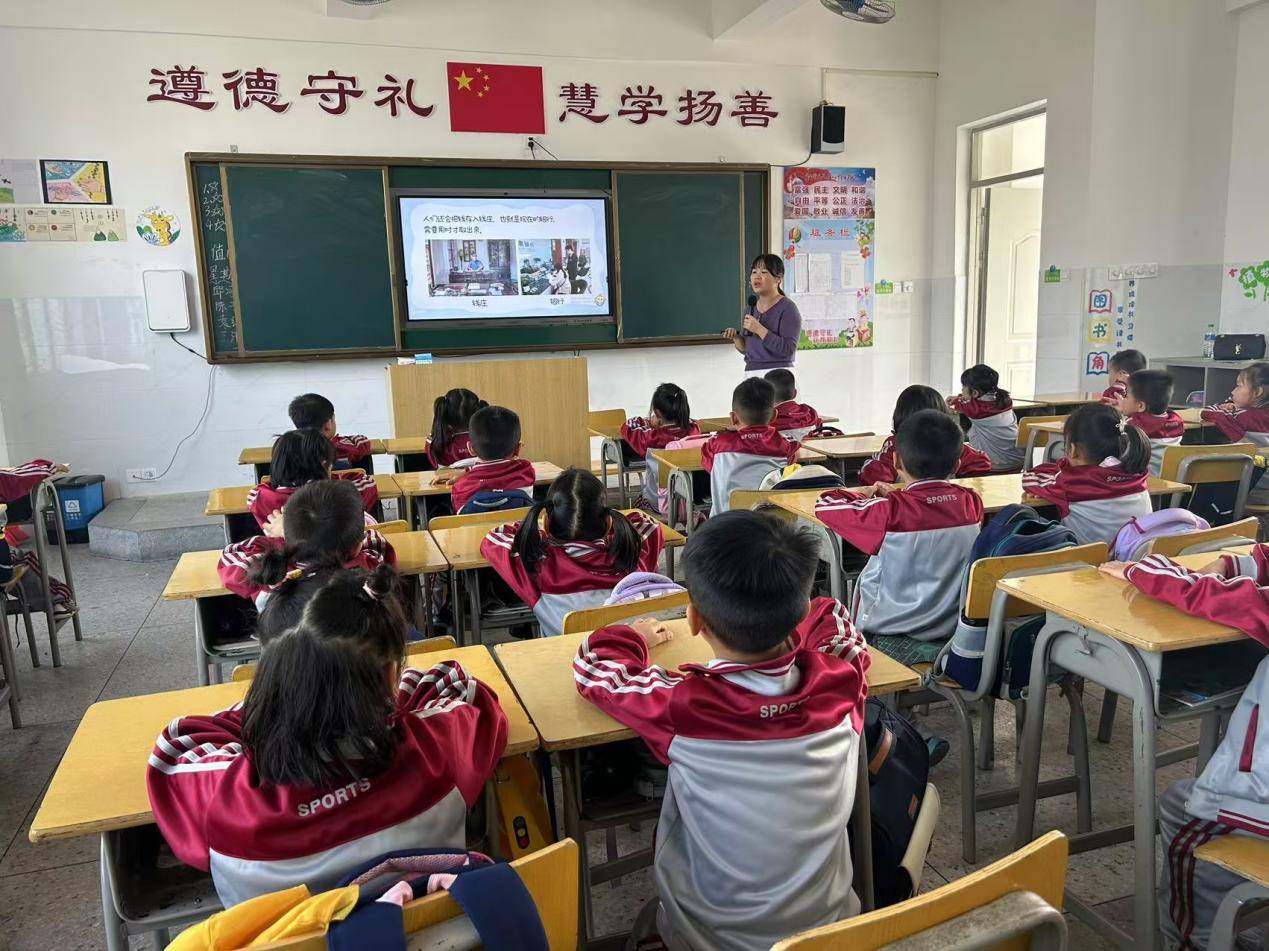 寻乌县城关小学开展家校共育“家长进课堂”活动：认识人民币