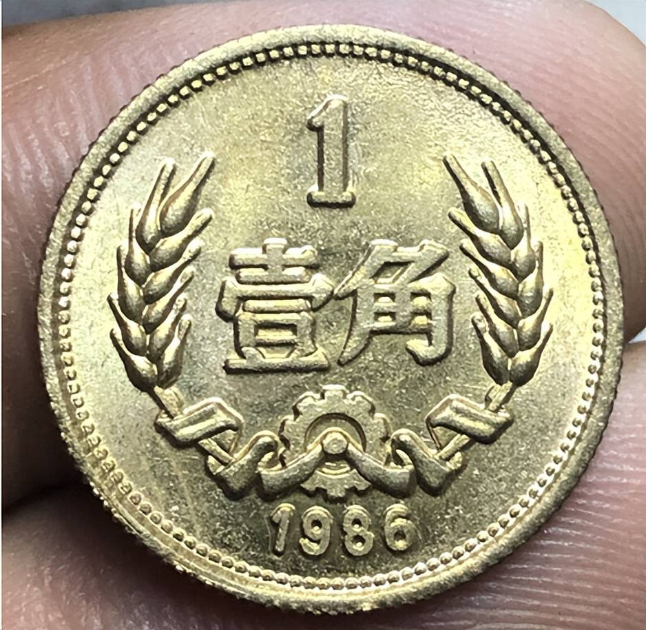 少见的长城币，一套卖了431550元，你家里有吗？
