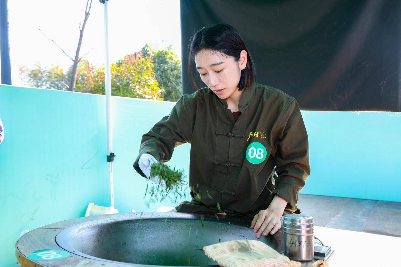00后新秀首战告捷！新一届龙井茶手工炒制技能大赛结果出炉