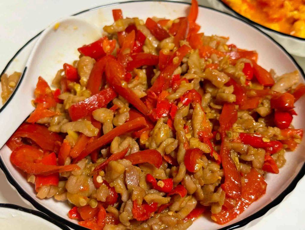 湖南红尖椒炒肉丝，香辣过瘾的下饭神器！