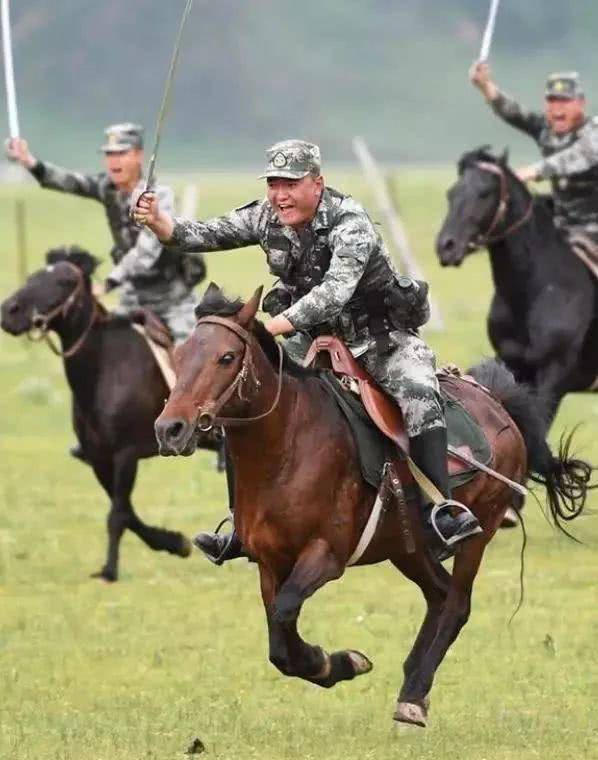 据说骑兵的马刀是不开刃的，真的是这样么？