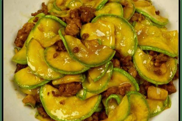 西葫芦炒肉的美味，关键在于食材搭配的火候掌控与调味技巧