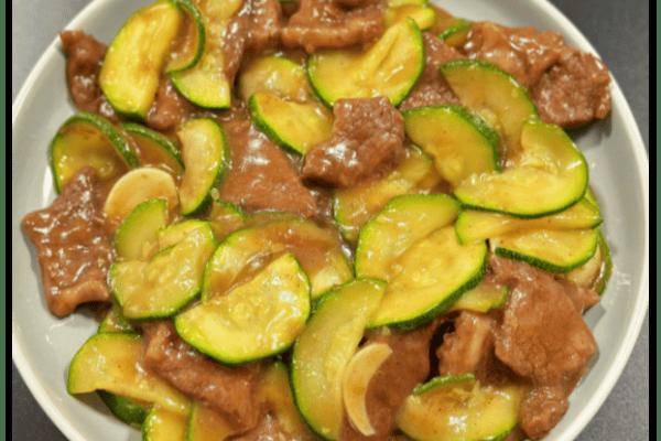 西葫芦炒肉的美味，关键在于食材搭配的火候掌控与调味技巧