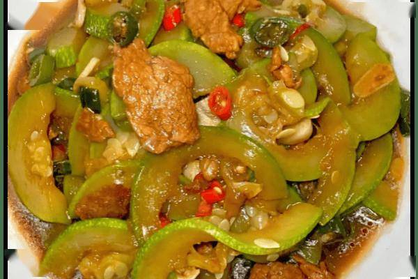 西葫芦炒肉的美味，关键在于食材搭配的火候掌控与调味技巧