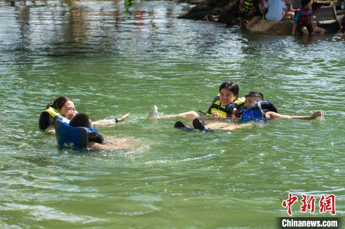 “窝囊旅游”出圈 Z世代爱上“又怂又爽”新玩法